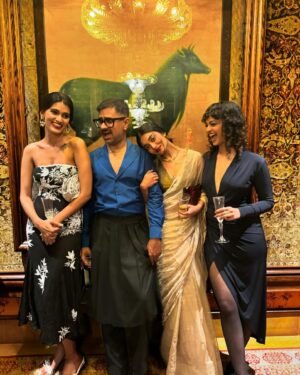Anjali Sivaraman Instagram - All smiles at last night’s launch of @sabyasachiofficial x @esteelauder 
Always have the loveliest time with the Sabyasachi fam ❤️❤️❤️ it was so nice to see and catch up with everyone. Thanks so much for having me 🥰