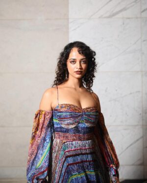 Anjali Sivaraman Instagram - Wrapped up an amazing weekend wearing a gorgeous dress by @saakshakinni at the Lakmé Fashion Week!
The fusion of resort wear collection and my favourite getaway partner, Corona, was one for the books. 
Couldn’t have asked for a better way to #LogOffLimeIn.

#LakmeFashionWeek #SummerEscapes #UnwindInStyle #CoronaIndia #LogOffLimeIn #LFW #FDCI