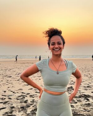 Anjali Sivaraman Instagram - So I went on a 3 day fitness and wellness retreat and I had the most incredible time! For me to wake up at 6 am everyday and work out practically twice a day is not an easy feat. That and eating healthy and clean all the time… is just very hard. But I was able to do it! I pushed myself beyond what I thought I was capable of achieving!! I did an ice plunge for gods sake! I usually tend to stay far FAR away from the cold so for me to do that, I felt so motivated and good about myself. Oh! I also learnt how to surf 😍So thank you @rishonthemove @onthemove.life for creating the space for so many different kinds of people, to come together and achieve what we managed to achieve. And @ruheedosani , I appreciate you so much for taking me along with you and getting me to take health and fitness more seriously ❤️❤️
And as always, Goa, you have my heart ♥️