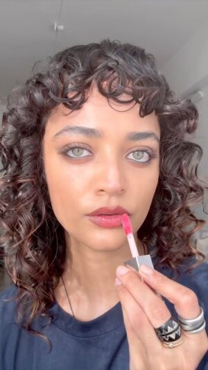 Anjali Sivaraman Instagram - New fav lip combo 💋

@kirobeauty eye liner in shade brown (used as a cool toned lip liner) 
@fentybeauty Poutsicle Lip Stain in shade Berry Blaster 
@fentybeauty Fenty Heat Gloss bomb in shade Hot Cherry 

#beauty #lipcombo #lip #lipgloss #makeup #makeupreels #makeuplover #makeupaddict #makeuplook #gloss #fenty #fentybeauty #glossbomb #greeneyes #greeneyemakeup #eyemakeup #smokeyeye #fyp #foryou #foryoupage #makeupideas #makeupinspo  #brownskinmakeup #indianmakeup #brownskingirls #curlyhair #curls #grwmmakeup #grwm