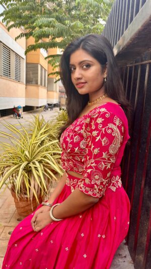 Anjana Srinivas Instagram - Coz it’s trending 😁🩷
Beautiful dress from: @avika_online_store 

#crevingcrevingcrevingforyou #tredingreels #tredingsong #telugusongs #instagram #pinklove
