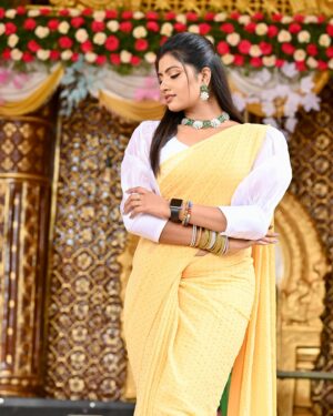 Anjana Srinivas Instagram - 💛🥰💛

Jewellery: @rentinstinct 
PC: @sankar.raman.35 

#lakshantha_alankrutha#sareelove #haladi #sareefashion #southindianjewellery #southindianbride #weddingdress