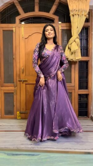 Anjana Srinivas Instagram - Coz it’s trending 😜
#tredingreels #treditional #design #designersaree #pakistanidesignerwear #instagram #instagood #orakannala