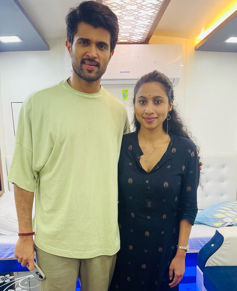 Anjana Mohan Instagram - @thedeverakonda ❤️🥰such an amazing actor to work with… super talented… jovial and witty…had a great time talking to you as well. #familystar . #vijaydevarakonda #telugu #familystar #anjanamohan #telugumovie #actor #superstar #telugumovie #movie