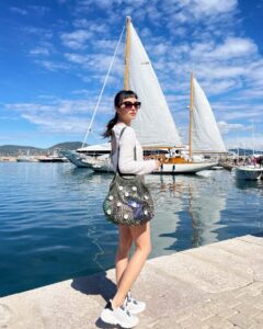 Anjaylia Chan Instagram - 感謝藍天、陽光、白雲和Saint Tropez 的美。☀️☁️⛵️ 在這裡，每個角落都是一個電影場景🎞️ @longchamp #LongchampStTropez #LongchampSS24 #LongchampHK
