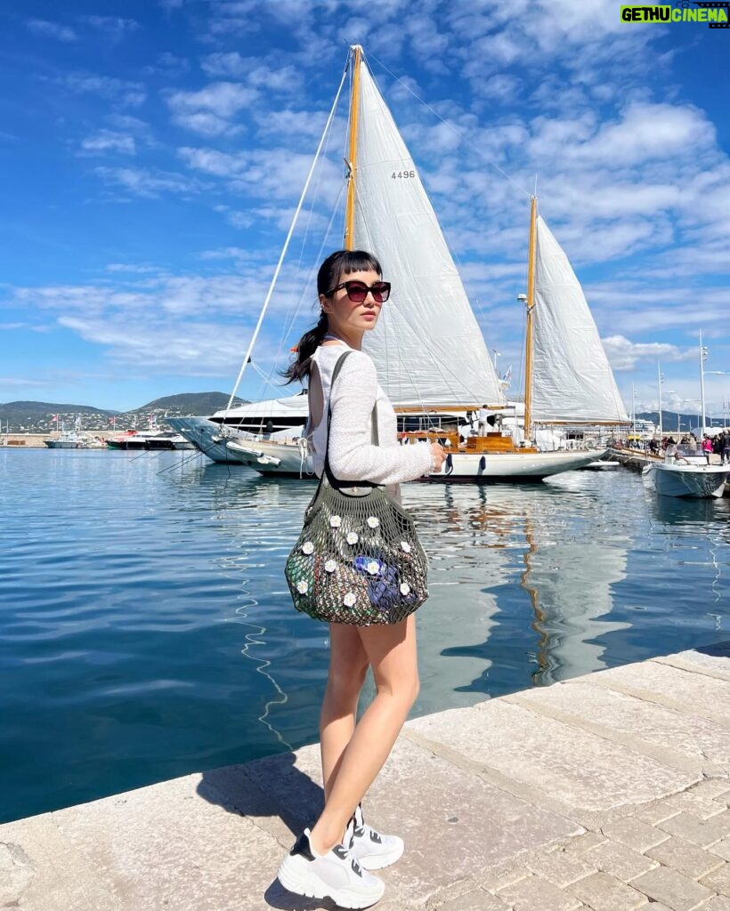 Anjaylia Chan Instagram - 感謝藍天、陽光、白雲和Saint Tropez 的美。☀️☁️⛵️ 在這裡，每個角落都是一個電影場景🎞️ @longchamp #LongchampStTropez #LongchampSS24 #LongchampHK