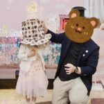 Anjaylia Chan Instagram - @babyhosanna is 5️⃣🎉 (文長慎入。最後有一些party 小tips 喔） 本來除了替代滿月酒和百日宴的一歲生日會外，黃小姐們的生日都應該是待在家裏簡單過的。沒想到參加朋友們的生日會多了之後，這小姐也希望可以開個邀請很多朋友的生日party 了。於是呢，黃小姐就直接繞過難纏的媽媽，跟爸爸說：「爸爸，我5歲可唔可以開大生日party呀？如果唔得都唔緊要嘅，我會明白，我會乖㗎。」。 結果呢？想都不用想吧！深受女兒乖巧懂事而感動的黃先生不但say yes，更是即場豪言立下了黃家小孩逢5跟0字尾就舉辦大型生日party 的傳統… （爸爸一言既出，本人除了 😧、🫨、🙄、🫠之外還能有甚麼反應呢？） 派對主題不要公主，也不要任何熱門卡通，就要從嬰兒時開始一直伴在身邊的小熊 (小熊叫臍臍)主題 …沒現成的，叫我怎麼辦呢？🫠 幸運的是有一個派對能手auntie @sannietang ，二話不說幫我們設計和訂backdrop；我們家很愛的蛋糕好手 @patisserieshania 幫忙量身定製超好吃的小熊日式士多啤梨輕芝士蛋糕 （再一次，在現場不斷被問可不可以添吃），還有 @balloon_hk 設計的小熊生日氣球。 一知道可以辦臍臍party ，Hosanna 在家裏竟馬上飛奔撲向臍臍問：「乖乖！你開唔開心呀？」。 喂！主角錯了吧？我是想要你開心的好嗎？！ 然後便是構思回禮小包、請魔術師、攝影師、張羅食物等等了… (怎麼我很有一種辦婚禮的勞累感…🫠） 沒想到最難的是草擬賓客名單…這比我當年婚禮還難好嗎？！ 除了教會一直長大的小朋友、契爸爸媽媽們的小孩、還有學校的朋友、同學…有一些小朋友還有兄弟姊妹的説。要是按她要求全請來是要book 會展嗎？！最後……只好做出殘忍的舉動—— 抽籤。順便來上一上舉手不回沒得反悔的課🫣 Anyways，還是很感恩這個寶貝可以健康快樂的成長。 看着本來是一團糯米般的寶寶眨眼長成一個超過110cm 的小女生，覺得時間真的也過太快…面對考小學的關口，我也不奢望你成龍成鳳，只要能愉快平安的成長、過渡就好了( 當然，這也是我要祝福自己的🥹）。 但願你能走在天父爸爸的翅膀蔭下，一生平安健康、幸福快樂。 謝謝大家對 @babyhosanna 的疼愛💖 Party tips : 1） 只要是八歲以下的生日派對，一定要請魔術師！！！一個人幫你扭波波、表演魔術、主持小遊戲、主持敲糖果盒、切蛋糕，全包！全場八歲以下小孩都被吸引乖乖坐定兩個小時不亂跑。爸媽們就可以鬆口氣喝一杯了！親愛的魔術師先生，請收下我的敬佩的膝蓋。🧎‍♀️ 2）八歲以下還是很喜歡充氣滑梯的，起初還以為會太悶太baby，沒想到大受歡迎。 3）經歷40多位小朋友臨床實證，最受歡迎的生日派對食物如下: 1.新鮮生果 (士多啤梨、提子、藍莓）、2. 七彩啫喱糖 、3.雞翼 4） 薯片最受大人歡迎，建議可買很多包迷你包裝的，一人一包拿着周圍走，不用一包大的你拿兩塊，我又拿兩塊… 5） 大人細路原來都很喜歡玩紋身貼紙。一張細枱、一堆紋身貼紙、一碗水、幾塊海綿。搞掂🤝 特別鳴謝: 攝影師 @zenowtl 偉大的CO搞手: 契媽媽爸爸、契BB @rach_bu @johnnykstam @nicholasbabytam t Helpers @evelynchoii 、表哥、uncle tai 結論：攰過結婚。但主角同來賓開心就好。我唞唞先。🥹