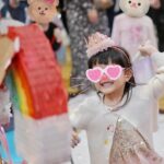 Anjaylia Chan Instagram - @babyhosanna is 5️⃣🎉 (文長慎入。最後有一些party 小tips 喔） 本來除了替代滿月酒和百日宴的一歲生日會外，黃小姐們的生日都應該是待在家裏簡單過的。沒想到參加朋友們的生日會多了之後，這小姐也希望可以開個邀請很多朋友的生日party 了。於是呢，黃小姐就直接繞過難纏的媽媽，跟爸爸說：「爸爸，我5歲可唔可以開大生日party呀？如果唔得都唔緊要嘅，我會明白，我會乖㗎。」。 結果呢？想都不用想吧！深受女兒乖巧懂事而感動的黃先生不但say yes，更是即場豪言立下了黃家小孩逢5跟0字尾就舉辦大型生日party 的傳統… （爸爸一言既出，本人除了 😧、🫨、🙄、🫠之外還能有甚麼反應呢？） 派對主題不要公主，也不要任何熱門卡通，就要從嬰兒時開始一直伴在身邊的小熊 (小熊叫臍臍)主題 …沒現成的，叫我怎麼辦呢？🫠 幸運的是有一個派對能手auntie @sannietang ，二話不說幫我們設計和訂backdrop；我們家很愛的蛋糕好手 @patisserieshania 幫忙量身定製超好吃的小熊日式士多啤梨輕芝士蛋糕 （再一次，在現場不斷被問可不可以添吃），還有 @balloon_hk 設計的小熊生日氣球。 一知道可以辦臍臍party ，Hosanna 在家裏竟馬上飛奔撲向臍臍問：「乖乖！你開唔開心呀？」。 喂！主角錯了吧？我是想要你開心的好嗎？！ 然後便是構思回禮小包、請魔術師、攝影師、張羅食物等等了… (怎麼我很有一種辦婚禮的勞累感…🫠） 沒想到最難的是草擬賓客名單…這比我當年婚禮還難好嗎？！ 除了教會一直長大的小朋友、契爸爸媽媽們的小孩、還有學校的朋友、同學…有一些小朋友還有兄弟姊妹的説。要是按她要求全請來是要book 會展嗎？！最後……只好做出殘忍的舉動—— 抽籤。順便來上一上舉手不回沒得反悔的課🫣 Anyways，還是很感恩這個寶貝可以健康快樂的成長。 看着本來是一團糯米般的寶寶眨眼長成一個超過110cm 的小女生，覺得時間真的也過太快…面對考小學的關口，我也不奢望你成龍成鳳，只要能愉快平安的成長、過渡就好了( 當然，這也是我要祝福自己的🥹）。 但願你能走在天父爸爸的翅膀蔭下，一生平安健康、幸福快樂。 謝謝大家對 @babyhosanna 的疼愛💖 Party tips : 1） 只要是八歲以下的生日派對，一定要請魔術師！！！一個人幫你扭波波、表演魔術、主持小遊戲、主持敲糖果盒、切蛋糕，全包！全場八歲以下小孩都被吸引乖乖坐定兩個小時不亂跑。爸媽們就可以鬆口氣喝一杯了！親愛的魔術師先生，請收下我的敬佩的膝蓋。🧎‍♀️ 2）八歲以下還是很喜歡充氣滑梯的，起初還以為會太悶太baby，沒想到大受歡迎。 3）經歷40多位小朋友臨床實證，最受歡迎的生日派對食物如下: 1.新鮮生果 (士多啤梨、提子、藍莓）、2. 七彩啫喱糖 、3.雞翼 4） 薯片最受大人歡迎，建議可買很多包迷你包裝的，一人一包拿着周圍走，不用一包大的你拿兩塊，我又拿兩塊… 5） 大人細路原來都很喜歡玩紋身貼紙。一張細枱、一堆紋身貼紙、一碗水、幾塊海綿。搞掂🤝 特別鳴謝: 攝影師 @zenowtl 偉大的CO搞手: 契媽媽爸爸、契BB @rach_bu @johnnykstam @nicholasbabytam t Helpers @evelynchoii 、表哥、uncle tai 結論：攰過結婚。但主角同來賓開心就好。我唞唞先。🥹