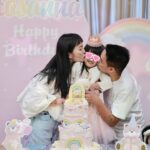 Anjaylia Chan Instagram - @babyhosanna is 5️⃣🎉 (文長慎入。最後有一些party 小tips 喔） 本來除了替代滿月酒和百日宴的一歲生日會外，黃小姐們的生日都應該是待在家裏簡單過的。沒想到參加朋友們的生日會多了之後，這小姐也希望可以開個邀請很多朋友的生日party 了。於是呢，黃小姐就直接繞過難纏的媽媽，跟爸爸說：「爸爸，我5歲可唔可以開大生日party呀？如果唔得都唔緊要嘅，我會明白，我會乖㗎。」。 結果呢？想都不用想吧！深受女兒乖巧懂事而感動的黃先生不但say yes，更是即場豪言立下了黃家小孩逢5跟0字尾就舉辦大型生日party 的傳統… （爸爸一言既出，本人除了 😧、🫨、🙄、🫠之外還能有甚麼反應呢？） 派對主題不要公主，也不要任何熱門卡通，就要從嬰兒時開始一直伴在身邊的小熊 (小熊叫臍臍)主題 …沒現成的，叫我怎麼辦呢？🫠 幸運的是有一個派對能手auntie @sannietang ，二話不說幫我們設計和訂backdrop；我們家很愛的蛋糕好手 @patisserieshania 幫忙量身定製超好吃的小熊日式士多啤梨輕芝士蛋糕 （再一次，在現場不斷被問可不可以添吃），還有 @balloon_hk 設計的小熊生日氣球。 一知道可以辦臍臍party ，Hosanna 在家裏竟馬上飛奔撲向臍臍問：「乖乖！你開唔開心呀？」。 喂！主角錯了吧？我是想要你開心的好嗎？！ 然後便是構思回禮小包、請魔術師、攝影師、張羅食物等等了… (怎麼我很有一種辦婚禮的勞累感…🫠） 沒想到最難的是草擬賓客名單…這比我當年婚禮還難好嗎？！ 除了教會一直長大的小朋友、契爸爸媽媽們的小孩、還有學校的朋友、同學…有一些小朋友還有兄弟姊妹的説。要是按她要求全請來是要book 會展嗎？！最後……只好做出殘忍的舉動—— 抽籤。順便來上一上舉手不回沒得反悔的課🫣 Anyways，還是很感恩這個寶貝可以健康快樂的成長。 看着本來是一團糯米般的寶寶眨眼長成一個超過110cm 的小女生，覺得時間真的也過太快…面對考小學的關口，我也不奢望你成龍成鳳，只要能愉快平安的成長、過渡就好了( 當然，這也是我要祝福自己的🥹）。 但願你能走在天父爸爸的翅膀蔭下，一生平安健康、幸福快樂。 謝謝大家對 @babyhosanna 的疼愛💖 Party tips : 1） 只要是八歲以下的生日派對，一定要請魔術師！！！一個人幫你扭波波、表演魔術、主持小遊戲、主持敲糖果盒、切蛋糕，全包！全場八歲以下小孩都被吸引乖乖坐定兩個小時不亂跑。爸媽們就可以鬆口氣喝一杯了！親愛的魔術師先生，請收下我的敬佩的膝蓋。🧎‍♀️ 2）八歲以下還是很喜歡充氣滑梯的，起初還以為會太悶太baby，沒想到大受歡迎。 3）經歷40多位小朋友臨床實證，最受歡迎的生日派對食物如下: 1.新鮮生果 (士多啤梨、提子、藍莓）、2. 七彩啫喱糖 、3.雞翼 4） 薯片最受大人歡迎，建議可買很多包迷你包裝的，一人一包拿着周圍走，不用一包大的你拿兩塊，我又拿兩塊… 5） 大人細路原來都很喜歡玩紋身貼紙。一張細枱、一堆紋身貼紙、一碗水、幾塊海綿。搞掂🤝 特別鳴謝: 攝影師 @zenowtl 偉大的CO搞手: 契媽媽爸爸、契BB @rach_bu @johnnykstam @nicholasbabytam t Helpers @evelynchoii 、表哥、uncle tai 結論：攰過結婚。但主角同來賓開心就好。我唞唞先。🥹