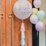 Anjaylia Chan Instagram - @babyhosanna is 5️⃣🎉 (文長慎入。最後有一些party 小tips 喔） 本來除了替代滿月酒和百日宴的一歲生日會外，黃小姐們的生日都應該是待在家裏簡單過的。沒想到參加朋友們的生日會多了之後，這小姐也希望可以開個邀請很多朋友的生日party 了。於是呢，黃小姐就直接繞過難纏的媽媽，跟爸爸說：「爸爸，我5歲可唔可以開大生日party呀？如果唔得都唔緊要嘅，我會明白，我會乖㗎。」。 結果呢？想都不用想吧！深受女兒乖巧懂事而感動的黃先生不但say yes，更是即場豪言立下了黃家小孩逢5跟0字尾就舉辦大型生日party 的傳統… （爸爸一言既出，本人除了 😧、🫨、🙄、🫠之外還能有甚麼反應呢？） 派對主題不要公主，也不要任何熱門卡通，就要從嬰兒時開始一直伴在身邊的小熊 (小熊叫臍臍)主題 …沒現成的，叫我怎麼辦呢？🫠 幸運的是有一個派對能手auntie @sannietang ，二話不說幫我們設計和訂backdrop；我們家很愛的蛋糕好手 @patisserieshania 幫忙量身定製超好吃的小熊日式士多啤梨輕芝士蛋糕 （再一次，在現場不斷被問可不可以添吃），還有 @balloon_hk 設計的小熊生日氣球。 一知道可以辦臍臍party ，Hosanna 在家裏竟馬上飛奔撲向臍臍問：「乖乖！你開唔開心呀？」。 喂！主角錯了吧？我是想要你開心的好嗎？！ 然後便是構思回禮小包、請魔術師、攝影師、張羅食物等等了… (怎麼我很有一種辦婚禮的勞累感…🫠） 沒想到最難的是草擬賓客名單…這比我當年婚禮還難好嗎？！ 除了教會一直長大的小朋友、契爸爸媽媽們的小孩、還有學校的朋友、同學…有一些小朋友還有兄弟姊妹的説。要是按她要求全請來是要book 會展嗎？！最後……只好做出殘忍的舉動—— 抽籤。順便來上一上舉手不回沒得反悔的課🫣 Anyways，還是很感恩這個寶貝可以健康快樂的成長。 看着本來是一團糯米般的寶寶眨眼長成一個超過110cm 的小女生，覺得時間真的也過太快…面對考小學的關口，我也不奢望你成龍成鳳，只要能愉快平安的成長、過渡就好了( 當然，這也是我要祝福自己的🥹）。 但願你能走在天父爸爸的翅膀蔭下，一生平安健康、幸福快樂。 謝謝大家對 @babyhosanna 的疼愛💖 Party tips : 1） 只要是八歲以下的生日派對，一定要請魔術師！！！一個人幫你扭波波、表演魔術、主持小遊戲、主持敲糖果盒、切蛋糕，全包！全場八歲以下小孩都被吸引乖乖坐定兩個小時不亂跑。爸媽們就可以鬆口氣喝一杯了！親愛的魔術師先生，請收下我的敬佩的膝蓋。🧎‍♀️ 2）八歲以下還是很喜歡充氣滑梯的，起初還以為會太悶太baby，沒想到大受歡迎。 3）經歷40多位小朋友臨床實證，最受歡迎的生日派對食物如下: 1.新鮮生果 (士多啤梨、提子、藍莓）、2. 七彩啫喱糖 、3.雞翼 4） 薯片最受大人歡迎，建議可買很多包迷你包裝的，一人一包拿着周圍走，不用一包大的你拿兩塊，我又拿兩塊… 5） 大人細路原來都很喜歡玩紋身貼紙。一張細枱、一堆紋身貼紙、一碗水、幾塊海綿。搞掂🤝 特別鳴謝: 攝影師 @zenowtl 偉大的CO搞手: 契媽媽爸爸、契BB @rach_bu @johnnykstam @nicholasbabytam t Helpers @evelynchoii 、表哥、uncle tai 結論：攰過結婚。但主角同來賓開心就好。我唞唞先。🥹