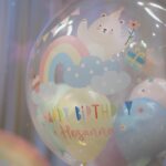 Anjaylia Chan Instagram - @babyhosanna is 5️⃣🎉 (文長慎入。最後有一些party 小tips 喔） 本來除了替代滿月酒和百日宴的一歲生日會外，黃小姐們的生日都應該是待在家裏簡單過的。沒想到參加朋友們的生日會多了之後，這小姐也希望可以開個邀請很多朋友的生日party 了。於是呢，黃小姐就直接繞過難纏的媽媽，跟爸爸說：「爸爸，我5歲可唔可以開大生日party呀？如果唔得都唔緊要嘅，我會明白，我會乖㗎。」。 結果呢？想都不用想吧！深受女兒乖巧懂事而感動的黃先生不但say yes，更是即場豪言立下了黃家小孩逢5跟0字尾就舉辦大型生日party 的傳統… （爸爸一言既出，本人除了 😧、🫨、🙄、🫠之外還能有甚麼反應呢？） 派對主題不要公主，也不要任何熱門卡通，就要從嬰兒時開始一直伴在身邊的小熊 (小熊叫臍臍)主題 …沒現成的，叫我怎麼辦呢？🫠 幸運的是有一個派對能手auntie @sannietang ，二話不說幫我們設計和訂backdrop；我們家很愛的蛋糕好手 @patisserieshania 幫忙量身定製超好吃的小熊日式士多啤梨輕芝士蛋糕 （再一次，在現場不斷被問可不可以添吃），還有 @balloon_hk 設計的小熊生日氣球。 一知道可以辦臍臍party ，Hosanna 在家裏竟馬上飛奔撲向臍臍問：「乖乖！你開唔開心呀？」。 喂！主角錯了吧？我是想要你開心的好嗎？！ 然後便是構思回禮小包、請魔術師、攝影師、張羅食物等等了… (怎麼我很有一種辦婚禮的勞累感…🫠） 沒想到最難的是草擬賓客名單…這比我當年婚禮還難好嗎？！ 除了教會一直長大的小朋友、契爸爸媽媽們的小孩、還有學校的朋友、同學…有一些小朋友還有兄弟姊妹的説。要是按她要求全請來是要book 會展嗎？！最後……只好做出殘忍的舉動—— 抽籤。順便來上一上舉手不回沒得反悔的課🫣 Anyways，還是很感恩這個寶貝可以健康快樂的成長。 看着本來是一團糯米般的寶寶眨眼長成一個超過110cm 的小女生，覺得時間真的也過太快…面對考小學的關口，我也不奢望你成龍成鳳，只要能愉快平安的成長、過渡就好了( 當然，這也是我要祝福自己的🥹）。 但願你能走在天父爸爸的翅膀蔭下，一生平安健康、幸福快樂。 謝謝大家對 @babyhosanna 的疼愛💖 Party tips : 1） 只要是八歲以下的生日派對，一定要請魔術師！！！一個人幫你扭波波、表演魔術、主持小遊戲、主持敲糖果盒、切蛋糕，全包！全場八歲以下小孩都被吸引乖乖坐定兩個小時不亂跑。爸媽們就可以鬆口氣喝一杯了！親愛的魔術師先生，請收下我的敬佩的膝蓋。🧎‍♀️ 2）八歲以下還是很喜歡充氣滑梯的，起初還以為會太悶太baby，沒想到大受歡迎。 3）經歷40多位小朋友臨床實證，最受歡迎的生日派對食物如下: 1.新鮮生果 (士多啤梨、提子、藍莓）、2. 七彩啫喱糖 、3.雞翼 4） 薯片最受大人歡迎，建議可買很多包迷你包裝的，一人一包拿着周圍走，不用一包大的你拿兩塊，我又拿兩塊… 5） 大人細路原來都很喜歡玩紋身貼紙。一張細枱、一堆紋身貼紙、一碗水、幾塊海綿。搞掂🤝 特別鳴謝: 攝影師 @zenowtl 偉大的CO搞手: 契媽媽爸爸、契BB @rach_bu @johnnykstam @nicholasbabytam t Helpers @evelynchoii 、表哥、uncle tai 結論：攰過結婚。但主角同來賓開心就好。我唞唞先。🥹