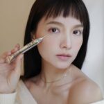 Anjaylia Chan Instagram - 很久以前曾聽說過有些女生平日會盡量克制自己，不要有太多表情，以免產生皺紋、細紋…但實情是，皺紋要來的話可不是poker face 就能解決的問題呀！ 過去一年最困擾我的可算是眼周擋不住的紋路了！最近嘗試了 @diorbeauty 的完美活能超效抗皺精華，早晚簡單在眼周及全臉受皺紋困擾的地方點上幾點，再輕輕打圈按摩，精華就會被秒速吸收！用完之後皮膚明顯緊緻。重點是塗完以後不卡粉和遮瑕膏，甚至可以在已經完成的妝容上補塗保養，超適合長時間拍攝或是要熬夜的日子呢！ @diorbeauty #DiorCaptureTotale #DiorHyalushot #DiorSkincare @diorbeautylovers #DiorBeautyLovers