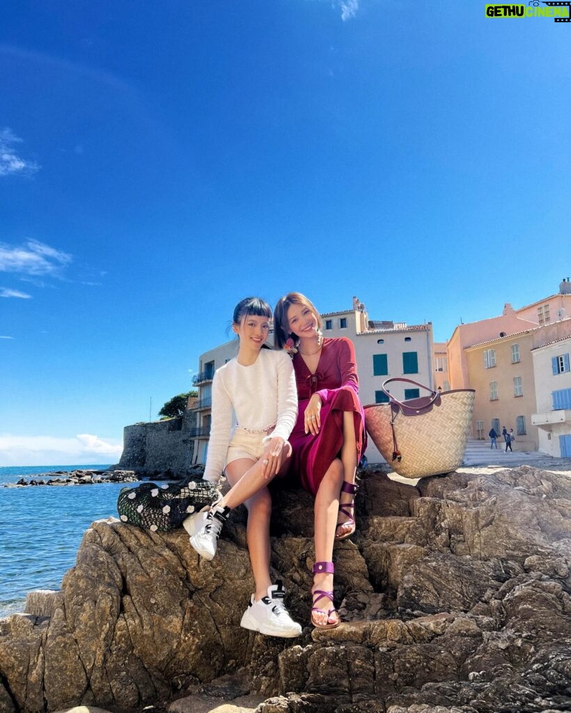 Anjaylia Chan Instagram - 感謝藍天、陽光、白雲和Saint Tropez 的美。☀️☁️⛵️ 在這裡，每個角落都是一個電影場景🎞️ @longchamp #LongchampStTropez #LongchampSS24 #LongchampHK