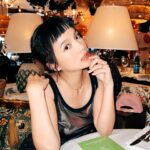 Anjaylia Chan Instagram - 在St Tropez 的最後一夜 🪩 很喜歡這種大家用心打扮、一起哼着歌，一邊聊天的晚餐~ 話說，這個旅程印證了除了時裝，音樂真的是誇國界、年代的超媒體呀！ 怎麼會有那麼多首歌是無論歐美、亞洲各地一奏起來全場都會跟着唱、跟着搖的？！ 背景播的這首…你會嗎？ @longchamp #LongchampStTropez #LongchampSS24 #longchamphk