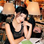 Anjaylia Chan Instagram - 在St Tropez 的最後一夜 🪩 很喜歡這種大家用心打扮、一起哼着歌，一邊聊天的晚餐~ 話說，這個旅程印證了除了時裝，音樂真的是誇國界、年代的超媒體呀！ 怎麼會有那麼多首歌是無論歐美、亞洲各地一奏起來全場都會跟着唱、跟着搖的？！ 背景播的這首…你會嗎？ @longchamp #LongchampStTropez #LongchampSS24 #longchamphk