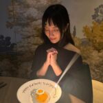 Anjaylia Chan Instagram - 又大了一歲…但卻沒有預想的年齡焦慮。 雖説有時候會想念少女時代的青澀，更多的時候卻在享受日月帶來的禮物— 演戲時有了之前沒有的沈穩、工作時感受到自己二十出頭時很想要的氣場和壓台感…以前總是太緊崩，但現在慢慢的，整個人終於感覺到一種鬆弛的狀態… 凡事看得慢一點，其實很多事情都不再可怕。 生日願望嗎？老掉牙又很實際地希望世界和平、身邊我愛的人和愛我的人都能身心健康就好了。 大了一歲，感恩且珍惜身旁所有的愛。 給自己的功課除了多讀聖經、多親近神，還有就是能變得勇敢— 希望自己總能勇敢説出自己的想法，不要顧慮太多、單單想着不想令人失望… 今年生日收到最暖的禮物就是知道原來還有人還記得、還在惦記着、祝福着自己。 生日快樂，願大家都快樂。 P.S. 圖二揭示了本人的年齡 P.P.S 圖四的流心巴斯克蛋糕香滑好吃到不行！家人秒速把它消滅了！ P.P.P.S圖五為陳媽媽施展渾身解數為不肖女煮的一圍生日宴 P.P.P.P.S 圖七本人犧牲自己揸機臉太大，大到不如不見🥲