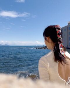Anjaylia Chan Instagram - 感謝藍天、陽光、白雲和Saint Tropez 的美。☀️☁️⛵️ 在這裡，每個角落都是一個電影場景🎞️ @longchamp #LongchampStTropez #LongchampSS24 #LongchampHK