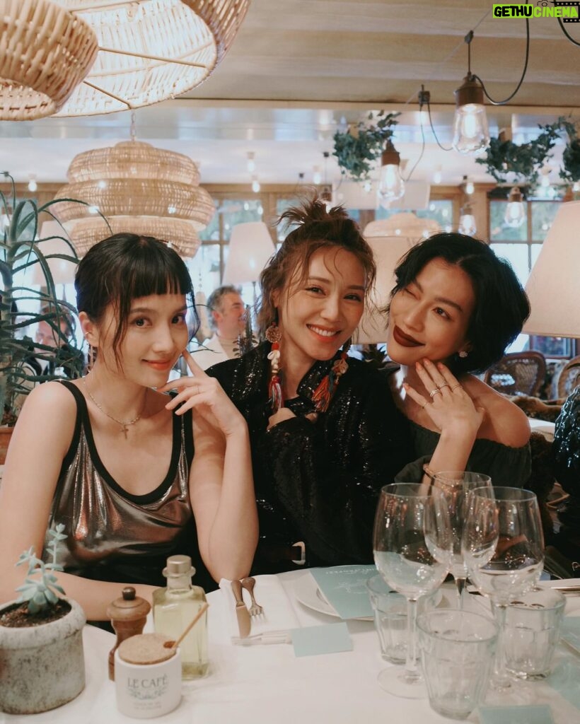 Anjaylia Chan Instagram - 在St Tropez 的最後一夜 🪩 很喜歡這種大家用心打扮、一起哼着歌，一邊聊天的晚餐~ 話說，這個旅程印證了除了時裝，音樂真的是誇國界、年代的超媒體呀！ 怎麼會有那麼多首歌是無論歐美、亞洲各地一奏起來全場都會跟着唱、跟着搖的？！ 背景播的這首…你會嗎？ @longchamp #LongchampStTropez #LongchampSS24 #longchamphk