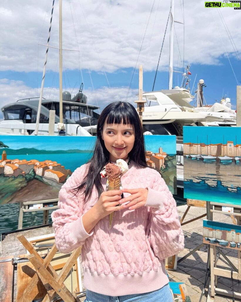 Anjaylia Chan Instagram - 會做 Gelato 的人根本就是藝術家！🍦 Yogurt 口味 是我的世一🤍🙋🏻‍♀️ 開心果口味 是我的世二💚🙋🏻‍♀️ 來！來！來！告訴我你喜歡甚麼口味！ #gelato #yogurt #sainttropez @longchamp #longchamphk #longchampsainttropez #longchampss24