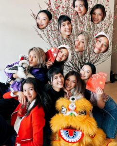 Anjaylia Chan Instagram - 驚喜在後頭 🌸 #SÏXTERS 同你拜年 🫶🏼 之 今年棵桃花好似爭啲🤔 之 「幫緊你，幫緊你」 🙋🏻‍♀️ #圖三作品 @honganc #圖二、四作品 @cheronna 正所謂，沒有解決不了的事🌸🌸🌸🌸🌸🌸 SÏXTERS 仝人祝大家身體健康、桃花想點開就點開🩷 P.S. @missjni 原來識煲粥，仲要好好味 😋🥹