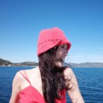 Anjaylia Chan Instagram - 和來自各地的美女們boat trip 🌊 大家一起拍拍拍📸 不知道大家有沒有留意到，其實很多人穿的都是同一件衣服。 只是不同的女生、不同的個性和特質，就穿出了不一樣的風格☀️ 每一次換裝後都很期待看大家怎麼去演繹自己的衣服。 同一道海岸線，總有不一樣的風景。 @longchamp #LongchampStTropez #LongchampSS24 #longchamphk