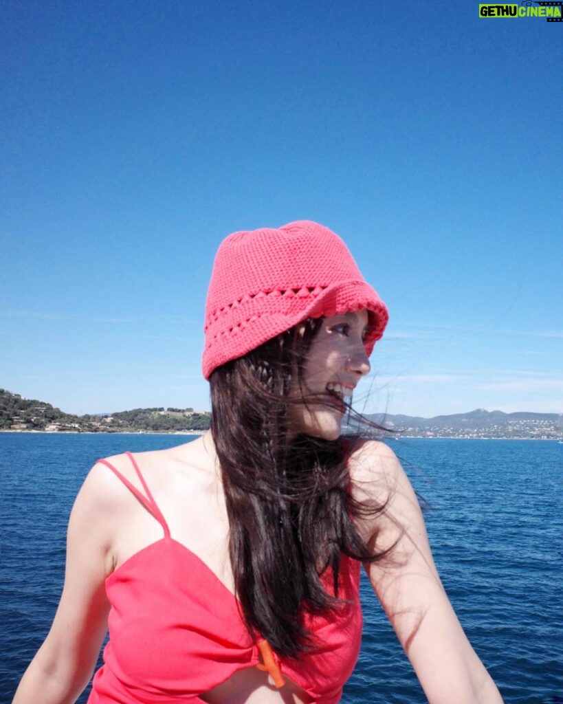 Anjaylia Chan Instagram - 和來自各地的美女們boat trip 🌊 大家一起拍拍拍📸 不知道大家有沒有留意到，其實很多人穿的都是同一件衣服。 只是不同的女生、不同的個性和特質，就穿出了不一樣的風格☀️ 每一次換裝後都很期待看大家怎麼去演繹自己的衣服。 同一道海岸線，總有不一樣的風景。 @longchamp #LongchampStTropez #LongchampSS24 #longchamphk