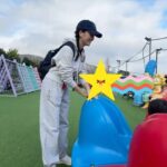 Anjaylia Chan Instagram - 學校旅行天氣好⛅️ 不冷也不太熱🫶🏼 特此記念🩵 #陪旅行的比主角更累 #黃生親手煮的豉油雞髀午餐萬歲 #喜歡看到小朋友和同學的相處 #本人英明神武決定帶多一套衫 #玩完充氣城堡和沙池上車即換