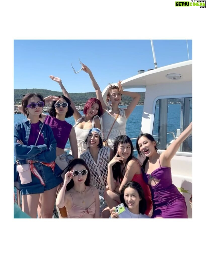 Anjaylia Chan Instagram - 和來自各地的美女們boat trip 🌊 大家一起拍拍拍📸 不知道大家有沒有留意到，其實很多人穿的都是同一件衣服。 只是不同的女生、不同的個性和特質，就穿出了不一樣的風格☀️ 每一次換裝後都很期待看大家怎麼去演繹自己的衣服。 同一道海岸線，總有不一樣的風景。 @longchamp #LongchampStTropez #LongchampSS24 #longchamphk