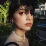 Anjaylia Chan Instagram - 大家都在回味2023，我也要嘗試在碎片中找出值得記念的事… 這一年，參與了一部電影、一部電視劇。 很喜歡那種和角色交流的感覺。很記得和之前素未謀面的對手才拍了兩場，對方就問:「喔！你很喜歡演戲是嗎？」。能做自己喜歡的事，並讓身邊的人感受到你的熱情，真好。 去了兩次泰國、一次日本、兩次台灣、一次韓國— 有工作的，也有遊玩的。 第一次看到了、摸到了長頸鹿和很多其他的動物… 也感受了各種不同的溫度… 最難得的，是和重要的人建構了寶貴的回憶。 2023，整個人從內到外的碎掉了… 在黑暗中卻切切感受到神的恩寵。 衪在幽谷中不斷給我安慰和保守，告訴我，衪的恩典、力量夠我用。 甚至，在聖誕日，衪讓我經歷神跡— 除了女兒外，我爸我媽我姐全都受洗了！ 衪提醒我 : 衪愛，且在衪裏面沒有不能成就的事。 碎掉不要緊，就請衪幫我重新整合，成為新的人。 2023教會我要更珍惜、更愛身邊的人。 原以為我會很討厭2023 。 沒想到，寫到最後，我發現2023也有可愛的地方… 原來，它滿載了愛的身影。 2023的最後一天，願眼淚化為種子，種植出愛與燦爛的繁花… 2023，謝謝你存在過。