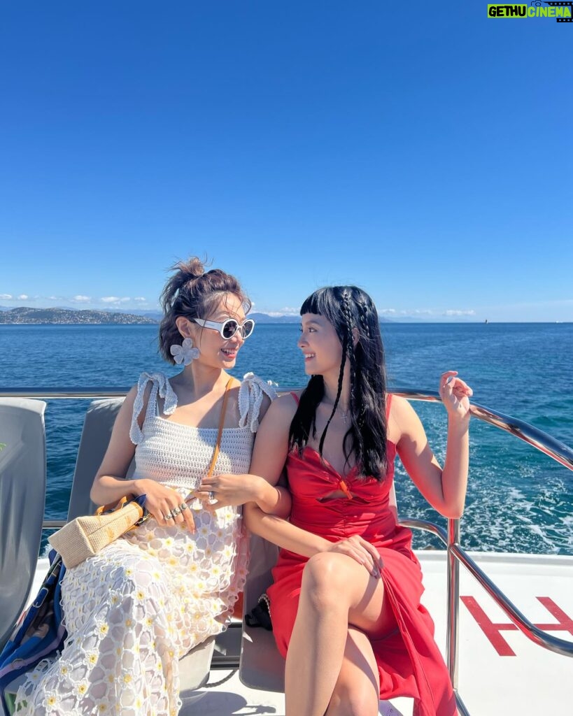 Anjaylia Chan Instagram - 和來自各地的美女們boat trip 🌊 大家一起拍拍拍📸 不知道大家有沒有留意到，其實很多人穿的都是同一件衣服。 只是不同的女生、不同的個性和特質，就穿出了不一樣的風格☀️ 每一次換裝後都很期待看大家怎麼去演繹自己的衣服。 同一道海岸線，總有不一樣的風景。 @longchamp #LongchampStTropez #LongchampSS24 #longchamphk