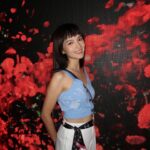 Anjaylia Chan Instagram - 大家都在回味2023，我也要嘗試在碎片中找出值得記念的事… 這一年，參與了一部電影、一部電視劇。 很喜歡那種和角色交流的感覺。很記得和之前素未謀面的對手才拍了兩場，對方就問:「喔！你很喜歡演戲是嗎？」。能做自己喜歡的事，並讓身邊的人感受到你的熱情，真好。 去了兩次泰國、一次日本、兩次台灣、一次韓國— 有工作的，也有遊玩的。 第一次看到了、摸到了長頸鹿和很多其他的動物… 也感受了各種不同的溫度… 最難得的，是和重要的人建構了寶貴的回憶。 2023，整個人從內到外的碎掉了… 在黑暗中卻切切感受到神的恩寵。 衪在幽谷中不斷給我安慰和保守，告訴我，衪的恩典、力量夠我用。 甚至，在聖誕日，衪讓我經歷神跡— 除了女兒外，我爸我媽我姐全都受洗了！ 衪提醒我 : 衪愛，且在衪裏面沒有不能成就的事。 碎掉不要緊，就請衪幫我重新整合，成為新的人。 2023教會我要更珍惜、更愛身邊的人。 原以為我會很討厭2023 。 沒想到，寫到最後，我發現2023也有可愛的地方… 原來，它滿載了愛的身影。 2023的最後一天，願眼淚化為種子，種植出愛與燦爛的繁花… 2023，謝謝你存在過。