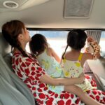 Anjaylia Chan Instagram - 大家都在回味2023，我也要嘗試在碎片中找出值得記念的事… 這一年，參與了一部電影、一部電視劇。 很喜歡那種和角色交流的感覺。很記得和之前素未謀面的對手才拍了兩場，對方就問:「喔！你很喜歡演戲是嗎？」。能做自己喜歡的事，並讓身邊的人感受到你的熱情，真好。 去了兩次泰國、一次日本、兩次台灣、一次韓國— 有工作的，也有遊玩的。 第一次看到了、摸到了長頸鹿和很多其他的動物… 也感受了各種不同的溫度… 最難得的，是和重要的人建構了寶貴的回憶。 2023，整個人從內到外的碎掉了… 在黑暗中卻切切感受到神的恩寵。 衪在幽谷中不斷給我安慰和保守，告訴我，衪的恩典、力量夠我用。 甚至，在聖誕日，衪讓我經歷神跡— 除了女兒外，我爸我媽我姐全都受洗了！ 衪提醒我 : 衪愛，且在衪裏面沒有不能成就的事。 碎掉不要緊，就請衪幫我重新整合，成為新的人。 2023教會我要更珍惜、更愛身邊的人。 原以為我會很討厭2023 。 沒想到，寫到最後，我發現2023也有可愛的地方… 原來，它滿載了愛的身影。 2023的最後一天，願眼淚化為種子，種植出愛與燦爛的繁花… 2023，謝謝你存在過。