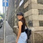 Anjaylia Chan Instagram - 大家都在回味2023，我也要嘗試在碎片中找出值得記念的事… 這一年，參與了一部電影、一部電視劇。 很喜歡那種和角色交流的感覺。很記得和之前素未謀面的對手才拍了兩場，對方就問:「喔！你很喜歡演戲是嗎？」。能做自己喜歡的事，並讓身邊的人感受到你的熱情，真好。 去了兩次泰國、一次日本、兩次台灣、一次韓國— 有工作的，也有遊玩的。 第一次看到了、摸到了長頸鹿和很多其他的動物… 也感受了各種不同的溫度… 最難得的，是和重要的人建構了寶貴的回憶。 2023，整個人從內到外的碎掉了… 在黑暗中卻切切感受到神的恩寵。 衪在幽谷中不斷給我安慰和保守，告訴我，衪的恩典、力量夠我用。 甚至，在聖誕日，衪讓我經歷神跡— 除了女兒外，我爸我媽我姐全都受洗了！ 衪提醒我 : 衪愛，且在衪裏面沒有不能成就的事。 碎掉不要緊，就請衪幫我重新整合，成為新的人。 2023教會我要更珍惜、更愛身邊的人。 原以為我會很討厭2023 。 沒想到，寫到最後，我發現2023也有可愛的地方… 原來，它滿載了愛的身影。 2023的最後一天，願眼淚化為種子，種植出愛與燦爛的繁花… 2023，謝謝你存在過。