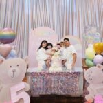 Anjaylia Chan Instagram - @babyhosanna is 5️⃣🎉 (文長慎入。最後有一些party 小tips 喔） 本來除了替代滿月酒和百日宴的一歲生日會外，黃小姐們的生日都應該是待在家裏簡單過的。沒想到參加朋友們的生日會多了之後，這小姐也希望可以開個邀請很多朋友的生日party 了。於是呢，黃小姐就直接繞過難纏的媽媽，跟爸爸說：「爸爸，我5歲可唔可以開大生日party呀？如果唔得都唔緊要嘅，我會明白，我會乖㗎。」。 結果呢？想都不用想吧！深受女兒乖巧懂事而感動的黃先生不但say yes，更是即場豪言立下了黃家小孩逢5跟0字尾就舉辦大型生日party 的傳統… （爸爸一言既出，本人除了 😧、🫨、🙄、🫠之外還能有甚麼反應呢？） 派對主題不要公主，也不要任何熱門卡通，就要從嬰兒時開始一直伴在身邊的小熊 (小熊叫臍臍)主題 …沒現成的，叫我怎麼辦呢？🫠 幸運的是有一個派對能手auntie @sannietang ，二話不說幫我們設計和訂backdrop；我們家很愛的蛋糕好手 @patisserieshania 幫忙量身定製超好吃的小熊日式士多啤梨輕芝士蛋糕 （再一次，在現場不斷被問可不可以添吃），還有 @balloon_hk 設計的小熊生日氣球。 一知道可以辦臍臍party ，Hosanna 在家裏竟馬上飛奔撲向臍臍問：「乖乖！你開唔開心呀？」。 喂！主角錯了吧？我是想要你開心的好嗎？！ 然後便是構思回禮小包、請魔術師、攝影師、張羅食物等等了… (怎麼我很有一種辦婚禮的勞累感…🫠） 沒想到最難的是草擬賓客名單…這比我當年婚禮還難好嗎？！ 除了教會一直長大的小朋友、契爸爸媽媽們的小孩、還有學校的朋友、同學…有一些小朋友還有兄弟姊妹的説。要是按她要求全請來是要book 會展嗎？！最後……只好做出殘忍的舉動—— 抽籤。順便來上一上舉手不回沒得反悔的課🫣 Anyways，還是很感恩這個寶貝可以健康快樂的成長。 看着本來是一團糯米般的寶寶眨眼長成一個超過110cm 的小女生，覺得時間真的也過太快…面對考小學的關口，我也不奢望你成龍成鳳，只要能愉快平安的成長、過渡就好了( 當然，這也是我要祝福自己的🥹）。 但願你能走在天父爸爸的翅膀蔭下，一生平安健康、幸福快樂。 謝謝大家對 @babyhosanna 的疼愛💖 Party tips : 1） 只要是八歲以下的生日派對，一定要請魔術師！！！一個人幫你扭波波、表演魔術、主持小遊戲、主持敲糖果盒、切蛋糕，全包！全場八歲以下小孩都被吸引乖乖坐定兩個小時不亂跑。爸媽們就可以鬆口氣喝一杯了！親愛的魔術師先生，請收下我的敬佩的膝蓋。🧎‍♀️ 2）八歲以下還是很喜歡充氣滑梯的，起初還以為會太悶太baby，沒想到大受歡迎。 3）經歷40多位小朋友臨床實證，最受歡迎的生日派對食物如下: 1.新鮮生果 (士多啤梨、提子、藍莓）、2. 七彩啫喱糖 、3.雞翼 4） 薯片最受大人歡迎，建議可買很多包迷你包裝的，一人一包拿着周圍走，不用一包大的你拿兩塊，我又拿兩塊… 5） 大人細路原來都很喜歡玩紋身貼紙。一張細枱、一堆紋身貼紙、一碗水、幾塊海綿。搞掂🤝 特別鳴謝: 攝影師 @zenowtl 偉大的CO搞手: 契媽媽爸爸、契BB @rach_bu @johnnykstam @nicholasbabytam t Helpers @evelynchoii 、表哥、uncle tai 結論：攰過結婚。但主角同來賓開心就好。我唞唞先。🥹