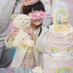 Anjaylia Chan Instagram - @babyhosanna is 5️⃣🎉 (文長慎入。最後有一些party 小tips 喔） 本來除了替代滿月酒和百日宴的一歲生日會外，黃小姐們的生日都應該是待在家裏簡單過的。沒想到參加朋友們的生日會多了之後，這小姐也希望可以開個邀請很多朋友的生日party 了。於是呢，黃小姐就直接繞過難纏的媽媽，跟爸爸說：「爸爸，我5歲可唔可以開大生日party呀？如果唔得都唔緊要嘅，我會明白，我會乖㗎。」。 結果呢？想都不用想吧！深受女兒乖巧懂事而感動的黃先生不但say yes，更是即場豪言立下了黃家小孩逢5跟0字尾就舉辦大型生日party 的傳統… （爸爸一言既出，本人除了 😧、🫨、🙄、🫠之外還能有甚麼反應呢？） 派對主題不要公主，也不要任何熱門卡通，就要從嬰兒時開始一直伴在身邊的小熊 (小熊叫臍臍)主題 …沒現成的，叫我怎麼辦呢？🫠 幸運的是有一個派對能手auntie @sannietang ，二話不說幫我們設計和訂backdrop；我們家很愛的蛋糕好手 @patisserieshania 幫忙量身定製超好吃的小熊日式士多啤梨輕芝士蛋糕 （再一次，在現場不斷被問可不可以添吃），還有 @balloon_hk 設計的小熊生日氣球。 一知道可以辦臍臍party ，Hosanna 在家裏竟馬上飛奔撲向臍臍問：「乖乖！你開唔開心呀？」。 喂！主角錯了吧？我是想要你開心的好嗎？！ 然後便是構思回禮小包、請魔術師、攝影師、張羅食物等等了… (怎麼我很有一種辦婚禮的勞累感…🫠） 沒想到最難的是草擬賓客名單…這比我當年婚禮還難好嗎？！ 除了教會一直長大的小朋友、契爸爸媽媽們的小孩、還有學校的朋友、同學…有一些小朋友還有兄弟姊妹的説。要是按她要求全請來是要book 會展嗎？！最後……只好做出殘忍的舉動—— 抽籤。順便來上一上舉手不回沒得反悔的課🫣 Anyways，還是很感恩這個寶貝可以健康快樂的成長。 看着本來是一團糯米般的寶寶眨眼長成一個超過110cm 的小女生，覺得時間真的也過太快…面對考小學的關口，我也不奢望你成龍成鳳，只要能愉快平安的成長、過渡就好了( 當然，這也是我要祝福自己的🥹）。 但願你能走在天父爸爸的翅膀蔭下，一生平安健康、幸福快樂。 謝謝大家對 @babyhosanna 的疼愛💖 Party tips : 1） 只要是八歲以下的生日派對，一定要請魔術師！！！一個人幫你扭波波、表演魔術、主持小遊戲、主持敲糖果盒、切蛋糕，全包！全場八歲以下小孩都被吸引乖乖坐定兩個小時不亂跑。爸媽們就可以鬆口氣喝一杯了！親愛的魔術師先生，請收下我的敬佩的膝蓋。🧎‍♀️ 2）八歲以下還是很喜歡充氣滑梯的，起初還以為會太悶太baby，沒想到大受歡迎。 3）經歷40多位小朋友臨床實證，最受歡迎的生日派對食物如下: 1.新鮮生果 (士多啤梨、提子、藍莓）、2. 七彩啫喱糖 、3.雞翼 4） 薯片最受大人歡迎，建議可買很多包迷你包裝的，一人一包拿着周圍走，不用一包大的你拿兩塊，我又拿兩塊… 5） 大人細路原來都很喜歡玩紋身貼紙。一張細枱、一堆紋身貼紙、一碗水、幾塊海綿。搞掂🤝 特別鳴謝: 攝影師 @zenowtl 偉大的CO搞手: 契媽媽爸爸、契BB @rach_bu @johnnykstam @nicholasbabytam t Helpers @evelynchoii 、表哥、uncle tai 結論：攰過結婚。但主角同來賓開心就好。我唞唞先。🥹