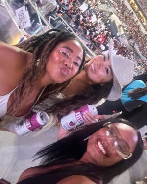 Anjelika Washington Instagram - DON’T MY GIRLS LOOKS SO YUMMY YUMMY😋🤩❤️‍🔥🩶🪩🤍💃🏾🐝🐝🐝🐝🐝🐝🐝