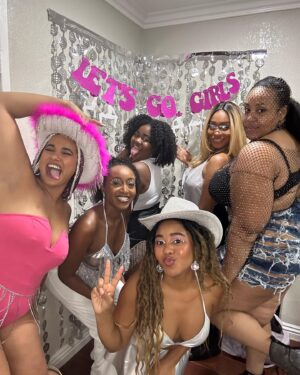 Anjelika Washington Instagram - DON’T MY GIRLS LOOKS SO YUMMY YUMMY😋🤩❤️‍🔥🩶🪩🤍💃🏾🐝🐝🐝🐝🐝🐝🐝