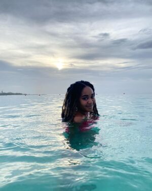 Anjelika Washington Instagram - Refusing to let go of summer.