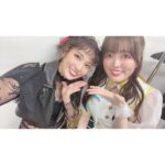 Anju Inami Instagram - おこん。 みんな元気にしてるかな( ˘ᵕ˘ ) ． #t7s Anniversary Liveから あっという間に1週間。 ． ちょっぴり。 いや、しっかり。#ナナシス LIVEロスです。笑 ． 『またいつか 必ずジェダとしてステージに立ちたい』 ． そう強く思えたのは、 ずっと待っていてくれた支配人さんや、 温かく迎えてくれて、 たくさんの愛ある言葉をくださった ナナシスの皆様がいたからこそだと感じています。 本当に、感謝しかなくって。 ． 彼女と出逢ってからの長い時間へ 想いを巡らせながら パフォーマンスや言葉のひとつ、ひとつを 噛み締めて歌い届けました。 ． あの日の自分は ジェダとして生きることに 全力で、夢中だったようにおもいます。 ． デビューシングル 〝Striking Diamond〟 彼女だけの、想いと心がつまった楽曲。 レコーディングした時から、ずっと大好きで。 彼女はなんて素直に 秘めていた心を歌うのだろうと ． ステージの上で歌って改めて感じました 本当にすごい。と ． まるで、 私とジェダの手を繋がせてくれるためにあるような、 そんな感覚。 ． 登場から頭の歌い出しまでの緊張も、 気付けば、どこかへ吹っ飛んで。笑 音に身を任せ思いっきり楽しんでました…っ ． Day.1 MCではソロ3人のトークでは はじめましてだったのに なんだか居心地の良い空間でした。笑 お二人共可愛くて、親切で頼もしくて 伊波は、ほんとに助けられました🥂𓈒𓏸◌ ． Day.2 はコドモ連合の皆さんとっ 私の靴が10cmヒールだったこともあり リアルに抱きしめたくなる距離感でした。笑 きゅんきゅんしたなぁ…優しい空間に あたたかさをたくさんもらいました⸝⸝⸝♡︎ ． そんな気持ちの中、ラスト全体曲の2曲では 幸せに包まれながら安心して パフォーマンスできて( ˙ ˙˵)♪ ． 支配人の皆様の前に その日の全メンバーがステージに並び 踊りや想いを揃えて、紡いでゆく。 ． ハルちゃんが言っていたように いろんな状況下の中、 それが出来ることは当たり前のことではなく すごくすごく幸せなことで。 本当に夢のような時間だったと いまでも鮮明に残っています…っ ． この1週間でも何度か思い出しては 笑顔になってましたし( ˶ˊᵕˋ) ． それくらい、大切で感謝溢れる時間でした。 ハルちゃんの背中、カッコよかったなぁ ． そして最後に 私をジェダとして仕上げてくれた 💄✨Hair Make．清水さん あのステージで 私が彼女と自由に生きる力を、 姿を支配人へ魅せることが出来たのは 紛れもなく、清水さんのおかげです。 私が色々アクティング出来るような 髪の遊びは残しつつ、 どんなに動いても崩れない！ 最強パーマ風スタイル。( `･ㅂ･)و ． 清水さんは、いつも自信のない私に あんちゃんなら大丈夫だよ！ 行っておいでっ！っていう 勇気と自信の力強い御守りを 私の顔と髪に授けてくれてる気がしてる。笑 〝ステージに立つため〟を一緒につくることが 本当に幸せだし大好き。 ． 👠¨̮ stylist. 大白 沙知さん はじめましてなのに、 とても親身になって寄り添って 素敵なお衣装に仕上げてくださいました！！ 靴や普段には珍しいパンツスタイルで 不安だった私へ 丁寧にヒアリングをしてくれたり 本番のTシャツも 両日違ったアレンジを施してくれて ジェダちゃんに似合うように 仕立ててくれていたんですっ めちゃくちゃ嬉しかったし、 初現場の中で本当に心強かった(´；ω；｀)。 ． すごく長くなっちゃったけど それだけ想い溢れる最高の時間を 過ごさせて頂きました。 ． 改めて、全ての皆様へ 大きな拍手と感謝を…！！！ ． また必ず( ˘ᵕ˘ ) 彼女とみんなに会えるその日までっ ． #t7s #ナナシス #ジェダ・ダイヤモンド #inamianju