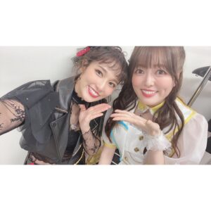 Anju Inami Instagram - おこん。
みんな元気にしてるかな( ˘ᵕ˘ )
．
#t7s Anniversary Liveから
あっという間に1週間。
．
ちょっぴり。
いや、しっかり。#ナナシス LIVEロスです。笑
．
『またいつか
必ずジェダとしてステージに立ちたい』
．
そう強く思えたのは、
ずっと待っていてくれた支配人さんや、
温かく迎えてくれて、
たくさんの愛ある言葉をくださった
ナナシスの皆様がいたからこそだと感じています。
本当に、感謝しかなくって。
．
彼女と出逢ってからの長い時間へ
想いを巡らせながら
パフォーマンスや言葉のひとつ、ひとつを
噛み締めて歌い届けました。
．
あの日の自分は
ジェダとして生きることに
全力で、夢中だったようにおもいます。
．
デビューシングル
〝Striking Diamond〟
彼女だけの、想いと心がつまった楽曲。
レコーディングした時から、ずっと大好きで。
彼女はなんて素直に
秘めていた心を歌うのだろうと
．
ステージの上で歌って改めて感じました
本当にすごい。と
．
まるで、
私とジェダの手を繋がせてくれるためにあるような、
そんな感覚。
．
登場から頭の歌い出しまでの緊張も、
気付けば、どこかへ吹っ飛んで。笑
音に身を任せ思いっきり楽しんでました…っ
．
Day.1 MCではソロ3人のトークでは
はじめましてだったのに
なんだか居心地の良い空間でした。笑
お二人共可愛くて、親切で頼もしくて
伊波は、ほんとに助けられました🥂𓈒𓏸◌
．
Day.2 はコドモ連合の皆さんとっ
私の靴が10cmヒールだったこともあり
リアルに抱きしめたくなる距離感でした。笑
きゅんきゅんしたなぁ…優しい空間に
あたたかさをたくさんもらいました⸝⸝⸝♡︎
．
そんな気持ちの中、ラスト全体曲の2曲では
幸せに包まれながら安心して
パフォーマンスできて( ˙ ˙˵)♪
．
支配人の皆様の前に
その日の全メンバーがステージに並び
踊りや想いを揃えて、紡いでゆく。
．
ハルちゃんが言っていたように
いろんな状況下の中、
それが出来ることは当たり前のことではなく
すごくすごく幸せなことで。
本当に夢のような時間だったと
いまでも鮮明に残っています…っ
．
この1週間でも何度か思い出しては
笑顔になってましたし( ˶ˊᵕˋ)
．
それくらい、大切で感謝溢れる時間でした。
ハルちゃんの背中、カッコよかったなぁ
．
そして最後に
私をジェダとして仕上げてくれた
💄✨Hair Make．清水さん
あのステージで
私が彼女と自由に生きる力を、
姿を支配人へ魅せることが出来たのは
紛れもなく、清水さんのおかげです。
私が色々アクティング出来るような
髪の遊びは残しつつ、
どんなに動いても崩れない！
最強パーマ風スタイル。( `･ㅂ･)و
．
清水さんは、いつも自信のない私に
あんちゃんなら大丈夫だよ！
行っておいでっ！っていう
勇気と自信の力強い御守りを
私の顔と髪に授けてくれてる気がしてる。笑
〝ステージに立つため〟を一緒につくることが
本当に幸せだし大好き。
．
👠¨̮ stylist. 大白 沙知さん
はじめましてなのに、
とても親身になって寄り添って
素敵なお衣装に仕上げてくださいました！！
靴や普段には珍しいパンツスタイルで
不安だった私へ
丁寧にヒアリングをしてくれたり
本番のTシャツも
両日違ったアレンジを施してくれて
ジェダちゃんに似合うように
仕立ててくれていたんですっ
めちゃくちゃ嬉しかったし、
初現場の中で本当に心強かった(´；ω；｀)。
．
すごく長くなっちゃったけど
それだけ想い溢れる最高の時間を
過ごさせて頂きました。
．
改めて、全ての皆様へ
大きな拍手と感謝を…！！！
．
また必ず( ˘ᵕ˘ )
彼女とみんなに会えるその日までっ
．
#t7s #ナナシス #ジェダ・ダイヤモンド #inamianju