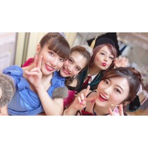 Anju Inami Instagram - すっかり寒い12月。
はぁ。グラコロ食べたい。
．
そんなこと考えてたら
大千穐楽から2週間ちょっと経ちましたが…
．
ミュージカル
｢ラヴズ・レイバーズ・ロスト~恋の骨折り損~｣
全公演 無事走りきることができました！
．
応援してくださった皆様
ご観劇頂きました全ての方へ
心から感謝致します‪(*ˊᵕˋ* )！
．
本当にありがとうございましたっ
．
キャサリンとして
王女達と過ごした時間。
力、想い、歌が繋がっていき
それぞれが想う人と笑顔を交わした時、
たくさんのものが生まれていて…っ
私、キャサリンにとっては
これまでの過去から救われたような、
そんな多幸感に包まれていました。
．
綺麗な花々が咲いたあの日々から。
．
時が経つのは早い…
でもだからこそ得たものを大切に、
次の作品へ向けた
役作りに高揚感を抱く毎日。着々と
．
たくさんの楽しみを
増やしていけますように…っ
．
#舞台 #ミュージカル #千穐楽 #loveslabourslost