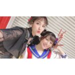 Anju Inami Instagram - おこん。 みんな元気にしてるかな( ˘ᵕ˘ ) ． #t7s Anniversary Liveから あっという間に1週間。 ． ちょっぴり。 いや、しっかり。#ナナシス LIVEロスです。笑 ． 『またいつか 必ずジェダとしてステージに立ちたい』 ． そう強く思えたのは、 ずっと待っていてくれた支配人さんや、 温かく迎えてくれて、 たくさんの愛ある言葉をくださった ナナシスの皆様がいたからこそだと感じています。 本当に、感謝しかなくって。 ． 彼女と出逢ってからの長い時間へ 想いを巡らせながら パフォーマンスや言葉のひとつ、ひとつを 噛み締めて歌い届けました。 ． あの日の自分は ジェダとして生きることに 全力で、夢中だったようにおもいます。 ． デビューシングル 〝Striking Diamond〟 彼女だけの、想いと心がつまった楽曲。 レコーディングした時から、ずっと大好きで。 彼女はなんて素直に 秘めていた心を歌うのだろうと ． ステージの上で歌って改めて感じました 本当にすごい。と ． まるで、 私とジェダの手を繋がせてくれるためにあるような、 そんな感覚。 ． 登場から頭の歌い出しまでの緊張も、 気付けば、どこかへ吹っ飛んで。笑 音に身を任せ思いっきり楽しんでました…っ ． Day.1 MCではソロ3人のトークでは はじめましてだったのに なんだか居心地の良い空間でした。笑 お二人共可愛くて、親切で頼もしくて 伊波は、ほんとに助けられました🥂𓈒𓏸◌ ． Day.2 はコドモ連合の皆さんとっ 私の靴が10cmヒールだったこともあり リアルに抱きしめたくなる距離感でした。笑 きゅんきゅんしたなぁ…優しい空間に あたたかさをたくさんもらいました⸝⸝⸝♡︎ ． そんな気持ちの中、ラスト全体曲の2曲では 幸せに包まれながら安心して パフォーマンスできて( ˙ ˙˵)♪ ． 支配人の皆様の前に その日の全メンバーがステージに並び 踊りや想いを揃えて、紡いでゆく。 ． ハルちゃんが言っていたように いろんな状況下の中、 それが出来ることは当たり前のことではなく すごくすごく幸せなことで。 本当に夢のような時間だったと いまでも鮮明に残っています…っ ． この1週間でも何度か思い出しては 笑顔になってましたし( ˶ˊᵕˋ) ． それくらい、大切で感謝溢れる時間でした。 ハルちゃんの背中、カッコよかったなぁ ． そして最後に 私をジェダとして仕上げてくれた 💄✨Hair Make．清水さん あのステージで 私が彼女と自由に生きる力を、 姿を支配人へ魅せることが出来たのは 紛れもなく、清水さんのおかげです。 私が色々アクティング出来るような 髪の遊びは残しつつ、 どんなに動いても崩れない！ 最強パーマ風スタイル。( `･ㅂ･)و ． 清水さんは、いつも自信のない私に あんちゃんなら大丈夫だよ！ 行っておいでっ！っていう 勇気と自信の力強い御守りを 私の顔と髪に授けてくれてる気がしてる。笑 〝ステージに立つため〟を一緒につくることが 本当に幸せだし大好き。 ． 👠¨̮ stylist. 大白 沙知さん はじめましてなのに、 とても親身になって寄り添って 素敵なお衣装に仕上げてくださいました！！ 靴や普段には珍しいパンツスタイルで 不安だった私へ 丁寧にヒアリングをしてくれたり 本番のTシャツも 両日違ったアレンジを施してくれて ジェダちゃんに似合うように 仕立ててくれていたんですっ めちゃくちゃ嬉しかったし、 初現場の中で本当に心強かった(´；ω；｀)。 ． すごく長くなっちゃったけど それだけ想い溢れる最高の時間を 過ごさせて頂きました。 ． 改めて、全ての皆様へ 大きな拍手と感謝を…！！！ ． また必ず( ˘ᵕ˘ ) 彼女とみんなに会えるその日までっ ． #t7s #ナナシス #ジェダ・ダイヤモンド #inamianju
