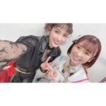 Anju Inami Instagram - おこん。 みんな元気にしてるかな( ˘ᵕ˘ ) ． #t7s Anniversary Liveから あっという間に1週間。 ． ちょっぴり。 いや、しっかり。#ナナシス LIVEロスです。笑 ． 『またいつか 必ずジェダとしてステージに立ちたい』 ． そう強く思えたのは、 ずっと待っていてくれた支配人さんや、 温かく迎えてくれて、 たくさんの愛ある言葉をくださった ナナシスの皆様がいたからこそだと感じています。 本当に、感謝しかなくって。 ． 彼女と出逢ってからの長い時間へ 想いを巡らせながら パフォーマンスや言葉のひとつ、ひとつを 噛み締めて歌い届けました。 ． あの日の自分は ジェダとして生きることに 全力で、夢中だったようにおもいます。 ． デビューシングル 〝Striking Diamond〟 彼女だけの、想いと心がつまった楽曲。 レコーディングした時から、ずっと大好きで。 彼女はなんて素直に 秘めていた心を歌うのだろうと ． ステージの上で歌って改めて感じました 本当にすごい。と ． まるで、 私とジェダの手を繋がせてくれるためにあるような、 そんな感覚。 ． 登場から頭の歌い出しまでの緊張も、 気付けば、どこかへ吹っ飛んで。笑 音に身を任せ思いっきり楽しんでました…っ ． Day.1 MCではソロ3人のトークでは はじめましてだったのに なんだか居心地の良い空間でした。笑 お二人共可愛くて、親切で頼もしくて 伊波は、ほんとに助けられました🥂𓈒𓏸◌ ． Day.2 はコドモ連合の皆さんとっ 私の靴が10cmヒールだったこともあり リアルに抱きしめたくなる距離感でした。笑 きゅんきゅんしたなぁ…優しい空間に あたたかさをたくさんもらいました⸝⸝⸝♡︎ ． そんな気持ちの中、ラスト全体曲の2曲では 幸せに包まれながら安心して パフォーマンスできて( ˙ ˙˵)♪ ． 支配人の皆様の前に その日の全メンバーがステージに並び 踊りや想いを揃えて、紡いでゆく。 ． ハルちゃんが言っていたように いろんな状況下の中、 それが出来ることは当たり前のことではなく すごくすごく幸せなことで。 本当に夢のような時間だったと いまでも鮮明に残っています…っ ． この1週間でも何度か思い出しては 笑顔になってましたし( ˶ˊᵕˋ) ． それくらい、大切で感謝溢れる時間でした。 ハルちゃんの背中、カッコよかったなぁ ． そして最後に 私をジェダとして仕上げてくれた 💄✨Hair Make．清水さん あのステージで 私が彼女と自由に生きる力を、 姿を支配人へ魅せることが出来たのは 紛れもなく、清水さんのおかげです。 私が色々アクティング出来るような 髪の遊びは残しつつ、 どんなに動いても崩れない！ 最強パーマ風スタイル。( `･ㅂ･)و ． 清水さんは、いつも自信のない私に あんちゃんなら大丈夫だよ！ 行っておいでっ！っていう 勇気と自信の力強い御守りを 私の顔と髪に授けてくれてる気がしてる。笑 〝ステージに立つため〟を一緒につくることが 本当に幸せだし大好き。 ． 👠¨̮ stylist. 大白 沙知さん はじめましてなのに、 とても親身になって寄り添って 素敵なお衣装に仕上げてくださいました！！ 靴や普段には珍しいパンツスタイルで 不安だった私へ 丁寧にヒアリングをしてくれたり 本番のTシャツも 両日違ったアレンジを施してくれて ジェダちゃんに似合うように 仕立ててくれていたんですっ めちゃくちゃ嬉しかったし、 初現場の中で本当に心強かった(´；ω；｀)。 ． すごく長くなっちゃったけど それだけ想い溢れる最高の時間を 過ごさせて頂きました。 ． 改めて、全ての皆様へ 大きな拍手と感謝を…！！！ ． また必ず( ˘ᵕ˘ ) 彼女とみんなに会えるその日までっ ． #t7s #ナナシス #ジェダ・ダイヤモンド #inamianju