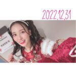 Anju Inami Instagram - 2022年というこの年は、 言い表せることのできないほど たくさんの思いをしました。 ． それが、どんな色だったかなんて 気にならなくなるくらい 〝元気に笑顔〟で 2023年を迎えられるのは、 いつも支えてくださる 皆さまと今年を締めくくれたから。 そのおかげですっ！ ． 心から、そう感じています。 ． たくさんの喜びを分かち合える 翌年でありますように( ˶ˊᵕˋ)。 ． それでは、良いお年を🥂 #inamianju #2022