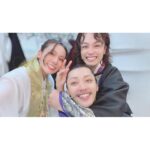 Anju Inami Instagram - おこんばんは。 ． さて、舞台『Arcana Shadow』🎋 大千穐楽を迎えることができました。 ． 紆余曲折、本当にいろんなことがありましたが、 多くの方の拍手に包まれながら その場所に辿り着けたこと。 ． 心から感謝しています。 ． どっかのタイミングで #舞台アルカナ ありがとう#ぽしゅら したいなと もちろん思ってるけど、 想いがあたたかいうちに、少しだけここに残そうかなと…っ ． 今回、作・演出の西田さんから頂いた 〝望月〟という役。🕊 ． わたしの中には、 明確な色や、答えがあったものの 本番を迎え 走り出していくと 私が考えていたものは みるみると姿を変えていきました。 ． とても不思議で、ものすごく戸惑いました。 ． だけどそれは、 道満の言葉にあったように 『望む姿に、形を変えられる』と重なるようで、 描かれゆく物語に 身を委ねて、旅をすることが 私にとって心地良く、とてもいい緊張感を 生んでくれていたように思います。 ． 普段、めちゃくちゃ緊張しいで胃痛くしてんのに。笑 ． だけど、それを知ることが出来たのは、 間違いなく、〝伊周〟と〝道長〟 2人の存在が、とても大きかったです。 ． 〝望月〟として、苦しく もどかしくても 〝紫〟の名をもらい それぞれの想いと言葉が交錯するのを すぐ傍で、感じることが愛おしく 人を知ってゆくことが希望で。 ． ひとつ、ひとつ。 句を詠む瞬間はいつも大切でした…っ ． 他にも、 好きなシーンは山ほどあって( ˘ᵕ˘ ) ． ⚔️賀茂さんと晴明の戦いは 青い炎のようで、印象深くて とても好き。 ． ピンっと張った空気の中にあるからこその 六合達のシーンも楽しくて好きだったし…っ💭 ． 花が降り頻る中、 ｢行こう、冬の音が聞こえるから｣と言ってくれた 道満の優しい涙も忘れられない。 ． ………話し出したらキリないのです。( '༥' )笑 ． ご観劇の皆さまの心にも こんな風に刻めているといいなぁ…っ。 ． わたしの中で 伊周と紫、道長と望月に それぞれに これだって！ ぴったりの楽曲見つけて密かに聴いてた話とか、 役の香りの話とか、 シーン冒頭のお話とか いなみ初の二刀流殺陣🔥の話とか まだまだ全然あるんだけども…！！！ ． いんすたさんに 文字数制限あるって さっき知って虚無ったから( ˙-˙ )。 ． (教えてくれた いな民 ありがとう助かった🕊) ． あとは#ぽしゅら にとっておきます🍎 ． また西田さんの元で 魂震わせることが出来たらと心から祈って👣 ． ご来場頂きました全ての皆様へ 本当に本当にありがとうございました(*ˊᗜˋ*)/ ． #舞台 #アルカナ #望月 #inamianju