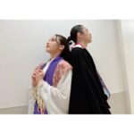 Anju Inami Instagram - おこんばんは。 ． さて、舞台『Arcana Shadow』🎋 大千穐楽を迎えることができました。 ． 紆余曲折、本当にいろんなことがありましたが、 多くの方の拍手に包まれながら その場所に辿り着けたこと。 ． 心から感謝しています。 ． どっかのタイミングで #舞台アルカナ ありがとう#ぽしゅら したいなと もちろん思ってるけど、 想いがあたたかいうちに、少しだけここに残そうかなと…っ ． 今回、作・演出の西田さんから頂いた 〝望月〟という役。🕊 ． わたしの中には、 明確な色や、答えがあったものの 本番を迎え 走り出していくと 私が考えていたものは みるみると姿を変えていきました。 ． とても不思議で、ものすごく戸惑いました。 ． だけどそれは、 道満の言葉にあったように 『望む姿に、形を変えられる』と重なるようで、 描かれゆく物語に 身を委ねて、旅をすることが 私にとって心地良く、とてもいい緊張感を 生んでくれていたように思います。 ． 普段、めちゃくちゃ緊張しいで胃痛くしてんのに。笑 ． だけど、それを知ることが出来たのは、 間違いなく、〝伊周〟と〝道長〟 2人の存在が、とても大きかったです。 ． 〝望月〟として、苦しく もどかしくても 〝紫〟の名をもらい それぞれの想いと言葉が交錯するのを すぐ傍で、感じることが愛おしく 人を知ってゆくことが希望で。 ． ひとつ、ひとつ。 句を詠む瞬間はいつも大切でした…っ ． 他にも、 好きなシーンは山ほどあって( ˘ᵕ˘ ) ． ⚔️賀茂さんと晴明の戦いは 青い炎のようで、印象深くて とても好き。 ． ピンっと張った空気の中にあるからこその 六合達のシーンも楽しくて好きだったし…っ💭 ． 花が降り頻る中、 ｢行こう、冬の音が聞こえるから｣と言ってくれた 道満の優しい涙も忘れられない。 ． ………話し出したらキリないのです。( '༥' )笑 ． ご観劇の皆さまの心にも こんな風に刻めているといいなぁ…っ。 ． わたしの中で 伊周と紫、道長と望月に それぞれに これだって！ ぴったりの楽曲見つけて密かに聴いてた話とか、 役の香りの話とか、 シーン冒頭のお話とか いなみ初の二刀流殺陣🔥の話とか まだまだ全然あるんだけども…！！！ ． いんすたさんに 文字数制限あるって さっき知って虚無ったから( ˙-˙ )。 ． (教えてくれた いな民 ありがとう助かった🕊) ． あとは#ぽしゅら にとっておきます🍎 ． また西田さんの元で 魂震わせることが出来たらと心から祈って👣 ． ご来場頂きました全ての皆様へ 本当に本当にありがとうございました(*ˊᗜˋ*)/ ． #舞台 #アルカナ #望月 #inamianju