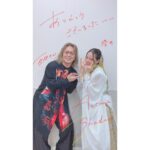Anju Inami Instagram - おこんばんは。 ． さて、舞台『Arcana Shadow』🎋 大千穐楽を迎えることができました。 ． 紆余曲折、本当にいろんなことがありましたが、 多くの方の拍手に包まれながら その場所に辿り着けたこと。 ． 心から感謝しています。 ． どっかのタイミングで #舞台アルカナ ありがとう#ぽしゅら したいなと もちろん思ってるけど、 想いがあたたかいうちに、少しだけここに残そうかなと…っ ． 今回、作・演出の西田さんから頂いた 〝望月〟という役。🕊 ． わたしの中には、 明確な色や、答えがあったものの 本番を迎え 走り出していくと 私が考えていたものは みるみると姿を変えていきました。 ． とても不思議で、ものすごく戸惑いました。 ． だけどそれは、 道満の言葉にあったように 『望む姿に、形を変えられる』と重なるようで、 描かれゆく物語に 身を委ねて、旅をすることが 私にとって心地良く、とてもいい緊張感を 生んでくれていたように思います。 ． 普段、めちゃくちゃ緊張しいで胃痛くしてんのに。笑 ． だけど、それを知ることが出来たのは、 間違いなく、〝伊周〟と〝道長〟 2人の存在が、とても大きかったです。 ． 〝望月〟として、苦しく もどかしくても 〝紫〟の名をもらい それぞれの想いと言葉が交錯するのを すぐ傍で、感じることが愛おしく 人を知ってゆくことが希望で。 ． ひとつ、ひとつ。 句を詠む瞬間はいつも大切でした…っ ． 他にも、 好きなシーンは山ほどあって( ˘ᵕ˘ ) ． ⚔️賀茂さんと晴明の戦いは 青い炎のようで、印象深くて とても好き。 ． ピンっと張った空気の中にあるからこその 六合達のシーンも楽しくて好きだったし…っ💭 ． 花が降り頻る中、 ｢行こう、冬の音が聞こえるから｣と言ってくれた 道満の優しい涙も忘れられない。 ． ………話し出したらキリないのです。( '༥' )笑 ． ご観劇の皆さまの心にも こんな風に刻めているといいなぁ…っ。 ． わたしの中で 伊周と紫、道長と望月に それぞれに これだって！ ぴったりの楽曲見つけて密かに聴いてた話とか、 役の香りの話とか、 シーン冒頭のお話とか いなみ初の二刀流殺陣🔥の話とか まだまだ全然あるんだけども…！！！ ． いんすたさんに 文字数制限あるって さっき知って虚無ったから( ˙-˙ )。 ． (教えてくれた いな民 ありがとう助かった🕊) ． あとは#ぽしゅら にとっておきます🍎 ． また西田さんの元で 魂震わせることが出来たらと心から祈って👣 ． ご来場頂きました全ての皆様へ 本当に本当にありがとうございました(*ˊᗜˋ*)/ ． #舞台 #アルカナ #望月 #inamianju