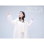 Anju Inami Instagram - おこんばんは！！ 遅くなってごめんねm(__)m ． 先程、最後の準備となる プレゼント作りを終え、 いよいよ！明日！ 12月25日 思い出深いあの会場で…っ ． 伊波杏樹 単独イベント 『Mille tendresses』🦌🛷✨ 楽しみすぎるなぁ。 ． 今年1年、みんなには話さなかった 心の内に秘めていた思いを。言葉と歌にして まっすぐに届けられたらいいと思っています。 ． いな民のみんなにだから 伝えられる、伝えたいと思える私の心からを。 ． たくさんこだわってくれたステージも お衣装も、それぞれの音楽も！ なにからなにまでっ 最高のクリスマスにしたいです🎅🏻 そのためにはみんなの力も大切です(　-`ω-)✧ ということで ⚠️注意事項のおさらいです！ ． 🎄防寒対策は、温度調節出来るものを！ └明日もめちゃくちゃ寒いらしいのです⛄️ ですが、いざ会場へ入ると 寒暖差が大きく感じてしまうことも。(; ´ᵕ` ) 上着とインナーなどで ご自身にあった防寒でお越しください🌷.* 🎄ハンカチ、マスクを忘れずに！ └これも、ひとつの想う心に繋がります🎈 替えのマスクは今回も大切ですよっ ． 🎄距離感をほんの少し意識っ！ └物販などでお隣さんと近いかも！と感じたら 距離感、これくらいで 大丈夫かな？って間隔を空けて下さると ありがたいです！ 頭の片隅に。気付いた時にっ でいいのでお願い申し上げます👍🏻❤️ ． 🎄ジャンプだめー(乂･ω･) └こちらもいつも通り！ たくさんのCLAP!!を響かせてください👏🏻·͜· ． 🎄会場物販の形式が デジタル整理券ではなくなった模様！💦 └公式サイトからの ご案内している通りになっているそうです🎅🏻 いま一度、事前のご確認の程、 よろしくお願い致します( ˘ᵕ˘ ) ． 🎄身分証明書、チケット忘れ物ないかチェック！ └ 最高にわくわくするチケット🎟を ちゃんと持ちましたか？( ｰ̀֊ｰ́ )✧ そして、身分証明書は 万が一の体調のことにも大切です。 必ず持参の上、ご来場お待ちしております🎁 ． 🎄水分補給で乾燥対策も！ └冬は、お肌も喉もカサカサします… しっかりとした水分補給を心がけましょう🦖 蓋付き飲料の持ち込みをよろしくです！ ． 🎄愛と想いやりを大切に。 └ いな民同士っ👍🏻❤️ 前後左右の方へのお気遣い、お心遣いを お願いしますっ！ ひとつひとつの優しい行動が 明日、会場をあたたかく包んでくれると 信じています( ˶ˊᵕˋ) ． 嬉しいお知らせもできる明日。 とびっきりの笑顔で お会いしましょうねっ ． それではおやすみなさい*ˊᵕˋ* #inamianju #みるたんどれす