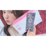 Anju Inami Instagram - おこんばんは！！ 遅くなってごめんねm(__)m ． 先程、最後の準備となる プレゼント作りを終え、 いよいよ！明日！ 12月25日 思い出深いあの会場で…っ ． 伊波杏樹 単独イベント 『Mille tendresses』🦌🛷✨ 楽しみすぎるなぁ。 ． 今年1年、みんなには話さなかった 心の内に秘めていた思いを。言葉と歌にして まっすぐに届けられたらいいと思っています。 ． いな民のみんなにだから 伝えられる、伝えたいと思える私の心からを。 ． たくさんこだわってくれたステージも お衣装も、それぞれの音楽も！ なにからなにまでっ 最高のクリスマスにしたいです🎅🏻 そのためにはみんなの力も大切です(　-`ω-)✧ ということで ⚠️注意事項のおさらいです！ ． 🎄防寒対策は、温度調節出来るものを！ └明日もめちゃくちゃ寒いらしいのです⛄️ ですが、いざ会場へ入ると 寒暖差が大きく感じてしまうことも。(; ´ᵕ` ) 上着とインナーなどで ご自身にあった防寒でお越しください🌷.* 🎄ハンカチ、マスクを忘れずに！ └これも、ひとつの想う心に繋がります🎈 替えのマスクは今回も大切ですよっ ． 🎄距離感をほんの少し意識っ！ └物販などでお隣さんと近いかも！と感じたら 距離感、これくらいで 大丈夫かな？って間隔を空けて下さると ありがたいです！ 頭の片隅に。気付いた時にっ でいいのでお願い申し上げます👍🏻❤️ ． 🎄ジャンプだめー(乂･ω･) └こちらもいつも通り！ たくさんのCLAP!!を響かせてください👏🏻·͜· ． 🎄会場物販の形式が デジタル整理券ではなくなった模様！💦 └公式サイトからの ご案内している通りになっているそうです🎅🏻 いま一度、事前のご確認の程、 よろしくお願い致します( ˘ᵕ˘ ) ． 🎄身分証明書、チケット忘れ物ないかチェック！ └ 最高にわくわくするチケット🎟を ちゃんと持ちましたか？( ｰ̀֊ｰ́ )✧ そして、身分証明書は 万が一の体調のことにも大切です。 必ず持参の上、ご来場お待ちしております🎁 ． 🎄水分補給で乾燥対策も！ └冬は、お肌も喉もカサカサします… しっかりとした水分補給を心がけましょう🦖 蓋付き飲料の持ち込みをよろしくです！ ． 🎄愛と想いやりを大切に。 └ いな民同士っ👍🏻❤️ 前後左右の方へのお気遣い、お心遣いを お願いしますっ！ ひとつひとつの優しい行動が 明日、会場をあたたかく包んでくれると 信じています( ˶ˊᵕˋ) ． 嬉しいお知らせもできる明日。 とびっきりの笑顔で お会いしましょうねっ ． それではおやすみなさい*ˊᵕˋ* #inamianju #みるたんどれす