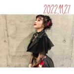 Anju Inami Instagram - おこん。 みんな元気にしてるかな( ˘ᵕ˘ ) ． #t7s Anniversary Liveから あっという間に1週間。 ． ちょっぴり。 いや、しっかり。#ナナシス LIVEロスです。笑 ． 『またいつか 必ずジェダとしてステージに立ちたい』 ． そう強く思えたのは、 ずっと待っていてくれた支配人さんや、 温かく迎えてくれて、 たくさんの愛ある言葉をくださった ナナシスの皆様がいたからこそだと感じています。 本当に、感謝しかなくって。 ． 彼女と出逢ってからの長い時間へ 想いを巡らせながら パフォーマンスや言葉のひとつ、ひとつを 噛み締めて歌い届けました。 ． あの日の自分は ジェダとして生きることに 全力で、夢中だったようにおもいます。 ． デビューシングル 〝Striking Diamond〟 彼女だけの、想いと心がつまった楽曲。 レコーディングした時から、ずっと大好きで。 彼女はなんて素直に 秘めていた心を歌うのだろうと ． ステージの上で歌って改めて感じました 本当にすごい。と ． まるで、 私とジェダの手を繋がせてくれるためにあるような、 そんな感覚。 ． 登場から頭の歌い出しまでの緊張も、 気付けば、どこかへ吹っ飛んで。笑 音に身を任せ思いっきり楽しんでました…っ ． Day.1 MCではソロ3人のトークでは はじめましてだったのに なんだか居心地の良い空間でした。笑 お二人共可愛くて、親切で頼もしくて 伊波は、ほんとに助けられました🥂𓈒𓏸◌ ． Day.2 はコドモ連合の皆さんとっ 私の靴が10cmヒールだったこともあり リアルに抱きしめたくなる距離感でした。笑 きゅんきゅんしたなぁ…優しい空間に あたたかさをたくさんもらいました⸝⸝⸝♡︎ ． そんな気持ちの中、ラスト全体曲の2曲では 幸せに包まれながら安心して パフォーマンスできて( ˙ ˙˵)♪ ． 支配人の皆様の前に その日の全メンバーがステージに並び 踊りや想いを揃えて、紡いでゆく。 ． ハルちゃんが言っていたように いろんな状況下の中、 それが出来ることは当たり前のことではなく すごくすごく幸せなことで。 本当に夢のような時間だったと いまでも鮮明に残っています…っ ． この1週間でも何度か思い出しては 笑顔になってましたし( ˶ˊᵕˋ) ． それくらい、大切で感謝溢れる時間でした。 ハルちゃんの背中、カッコよかったなぁ ． そして最後に 私をジェダとして仕上げてくれた 💄✨Hair Make．清水さん あのステージで 私が彼女と自由に生きる力を、 姿を支配人へ魅せることが出来たのは 紛れもなく、清水さんのおかげです。 私が色々アクティング出来るような 髪の遊びは残しつつ、 どんなに動いても崩れない！ 最強パーマ風スタイル。( `･ㅂ･)و ． 清水さんは、いつも自信のない私に あんちゃんなら大丈夫だよ！ 行っておいでっ！っていう 勇気と自信の力強い御守りを 私の顔と髪に授けてくれてる気がしてる。笑 〝ステージに立つため〟を一緒につくることが 本当に幸せだし大好き。 ． 👠¨̮ stylist. 大白 沙知さん はじめましてなのに、 とても親身になって寄り添って 素敵なお衣装に仕上げてくださいました！！ 靴や普段には珍しいパンツスタイルで 不安だった私へ 丁寧にヒアリングをしてくれたり 本番のTシャツも 両日違ったアレンジを施してくれて ジェダちゃんに似合うように 仕立ててくれていたんですっ めちゃくちゃ嬉しかったし、 初現場の中で本当に心強かった(´；ω；｀)。 ． すごく長くなっちゃったけど それだけ想い溢れる最高の時間を 過ごさせて頂きました。 ． 改めて、全ての皆様へ 大きな拍手と感謝を…！！！ ． また必ず( ˘ᵕ˘ ) 彼女とみんなに会えるその日までっ ． #t7s #ナナシス #ジェダ・ダイヤモンド #inamianju